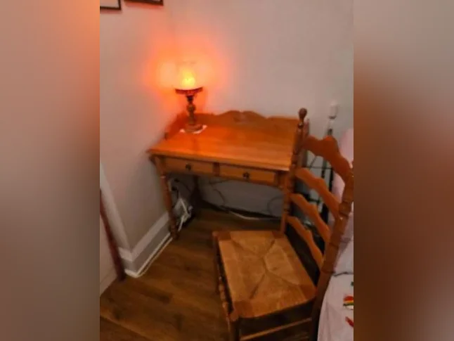 Ensemble bureau/secrétaire et chaise colonial en bois d'érable de Colombie