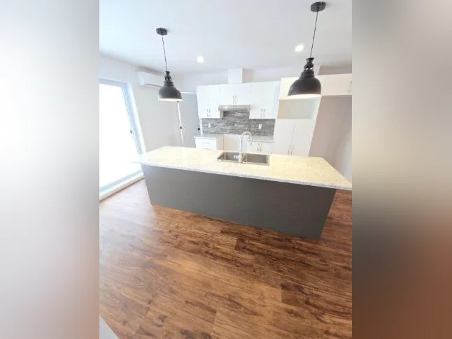 Grand condo 5 1/2 a louer thumbnail 2