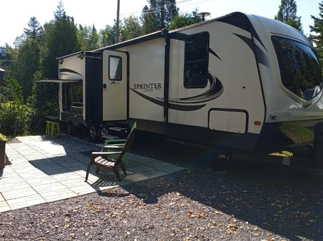 roulotte 32 pieds (saison payée) sur terrain de camping