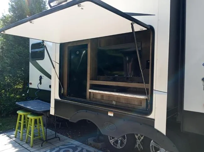 roulotte 32 pieds (saison payée) sur terrain de camping thumbnail 4