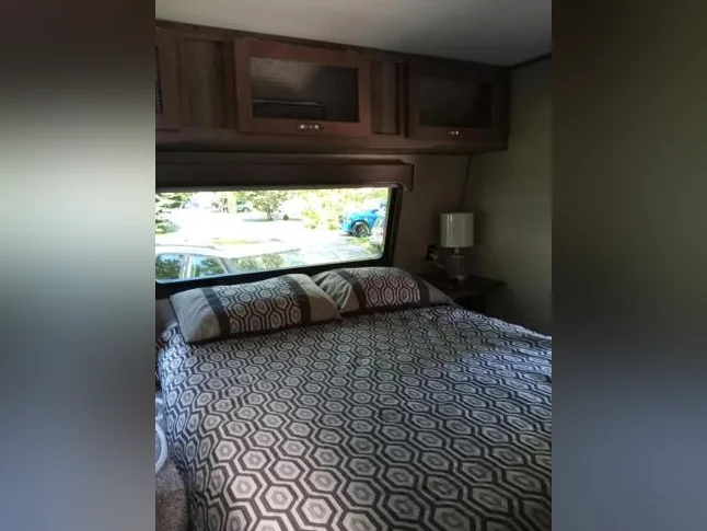roulotte 32 pieds (saison payée) sur terrain de camping thumbnail 9