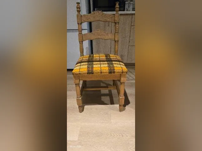 Chaise en chêne. Date des années '70. Confortable.