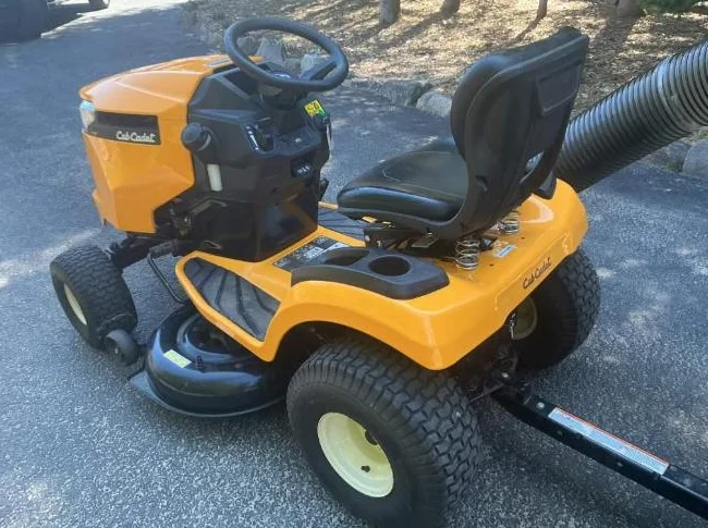 Ensemble Cub Cadet LT 42 tracteur, remorque et collecteur de feuilles, 2021 thumbnail 3