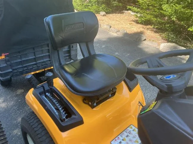 Ensemble Cub Cadet LT 42 tracteur, remorque et collecteur de feuilles, 2021 thumbnail 4