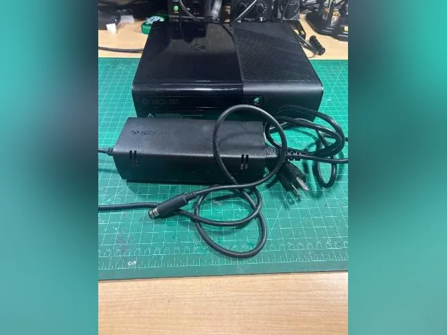 Xbox 360 E avec BadAvatar thumbnail 6