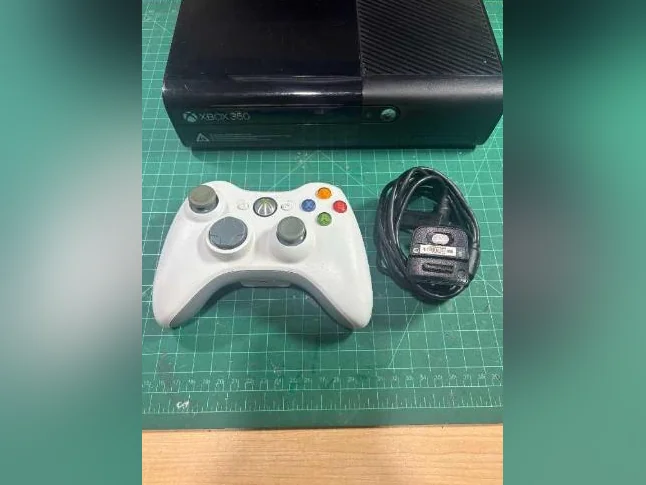 Xbox 360 E avec BadAvatar thumbnail 5