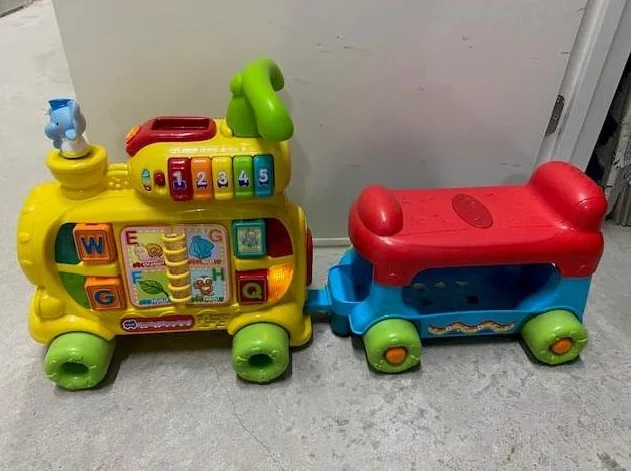 Train et wagon VTech avec contines et jeux en FGrançais