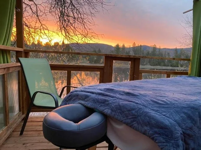 Massage DEHOR a mon petite Chalet Wakefield