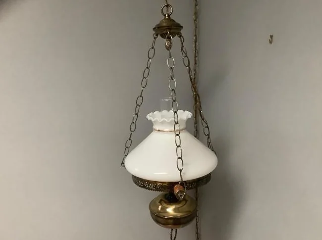 Magnifique lampe suspendue en verre blanc/laiton antique thumbnail 2