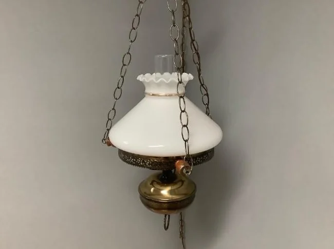 Magnifique lampe suspendue en verre blanc/laiton antique