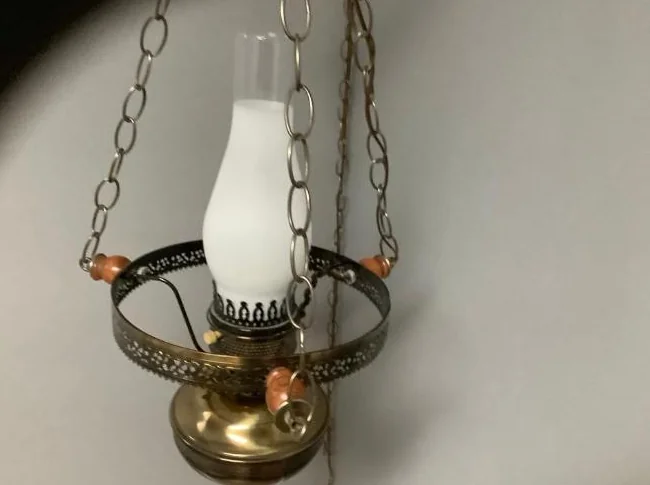 Magnifique lampe suspendue en verre blanc/laiton antique thumbnail 3
