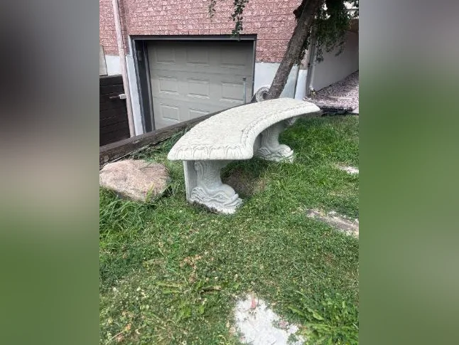 Banc de jardin impeccable thumbnail 2