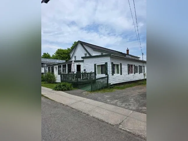 MAISON DE CHAMBRE À VENDRE 16 CHAMBRES À SAINT-AGATHE-DES-MONTS PRÈS DE TOUT LES SERVICES
