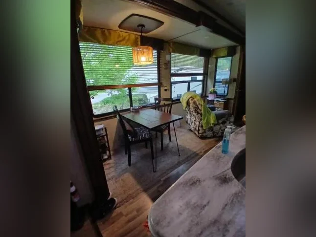 Roulotte 'fifth wheel' a vendre a Compton thumbnail 3