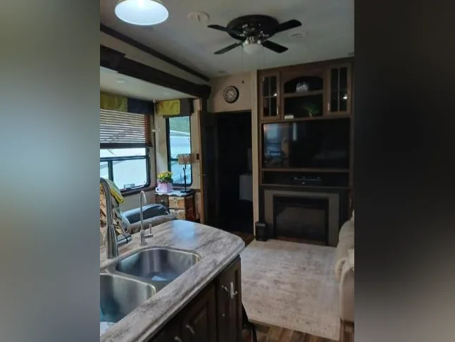 Roulotte 'fifth wheel' a vendre a Compton thumbnail 6