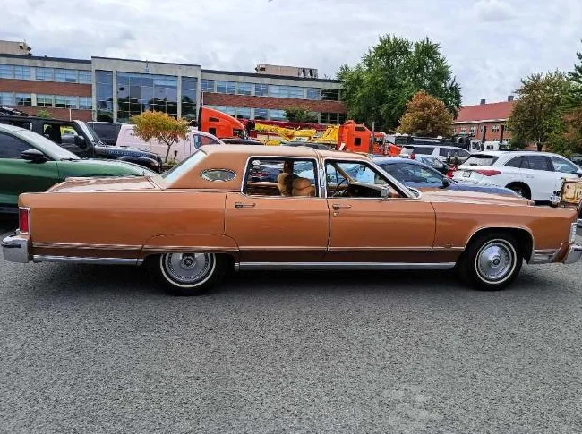 1977 LINCOLN CONTINENTAL TOWN CAR