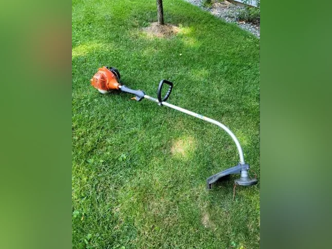 Coupe herbe ECHO a essence, parfaite condition