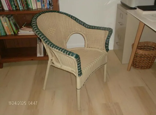 Chaise tressée en faux bambou thumbnail 2
