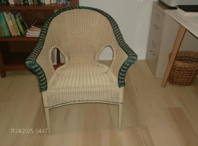 Chaise tressée en faux bambou