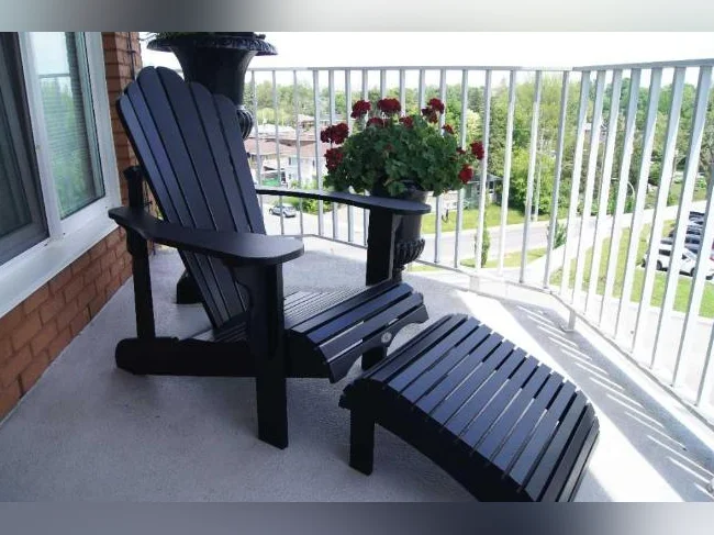 Chaise Adirondak noir et repose-pieds de marque « Leisure Line »