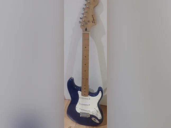 Fender Squire et ampli à vendre, étui et fils en prime thumbnail 2