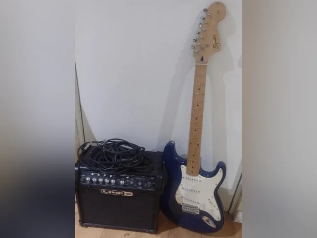 Fender Squire et ampli à vendre, étui et fils en prime