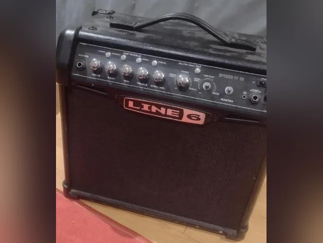 Fender Squire et ampli à vendre, étui et fils en prime thumbnail 3