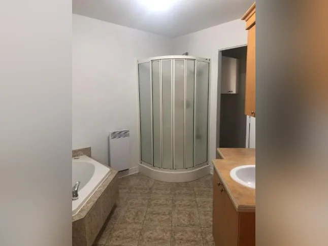 Beau grand condo 4 1/2 propre et sécuritaire avec 5 électro à louer 2 min. des ponts de Qc (Charny) thumbnail 7