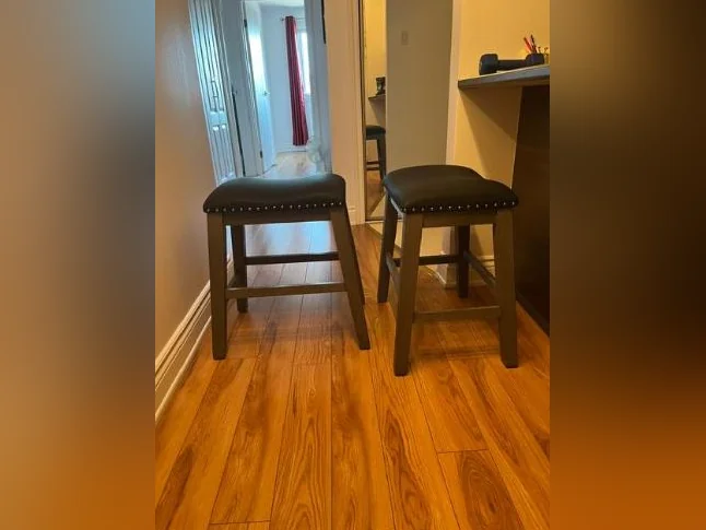 6- Tabourets pour comptoir de 34’’ à 38’’ de haut, visé et coller. 400, 00$ plus taxes, demande 100, 00$. (Ameublement Tanguay)