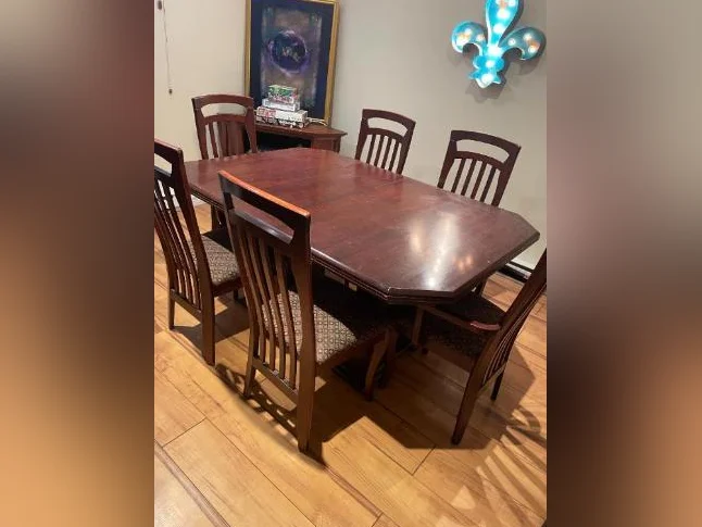 TABLE CUISINE, 1 PANNEAU ET 6 CHAISES