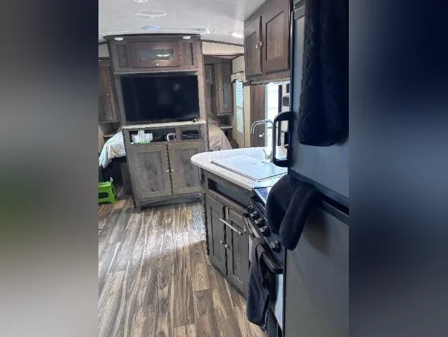 roulotte cruiser vr 24 ' avec slide out et beaucoup d'accessoires prix négociable. thumbnail 9