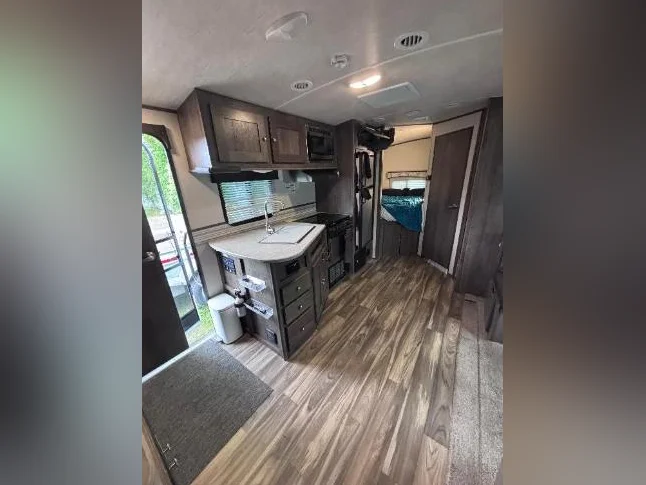 roulotte cruiser vr 24 ' avec slide out et beaucoup d'accessoires prix négociable. thumbnail 6