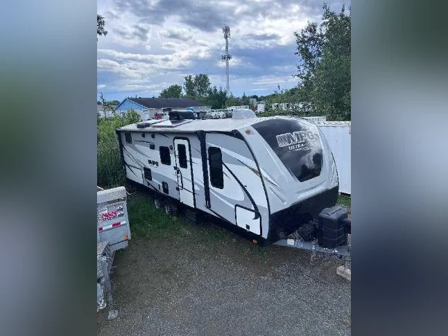 roulotte cruiser vr 24 ' avec slide out et beaucoup d'accessoires prix négociable.