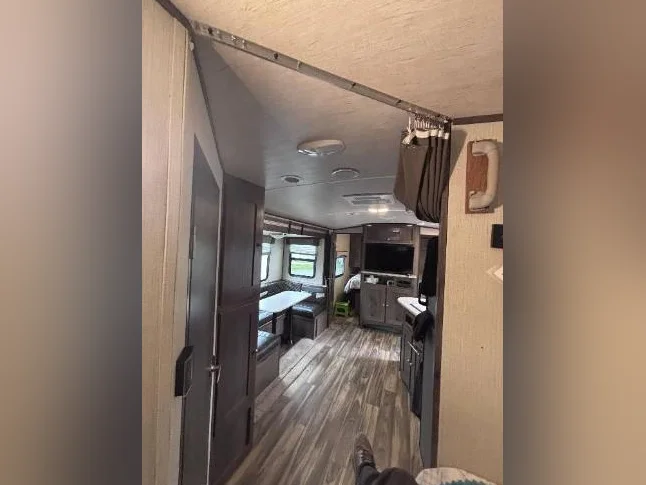 roulotte cruiser vr 24 ' avec slide out et beaucoup d'accessoires prix négociable. thumbnail 8