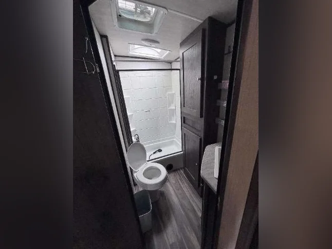 roulotte cruiser vr 24 ' avec slide out et beaucoup d'accessoires prix négociable. thumbnail 7