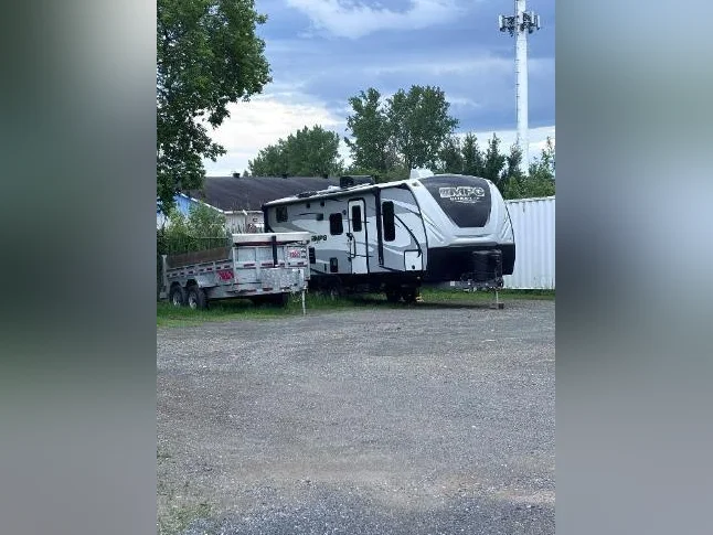 roulotte cruiser vr 24 ' avec slide out et beaucoup d'accessoires prix négociable. thumbnail 10