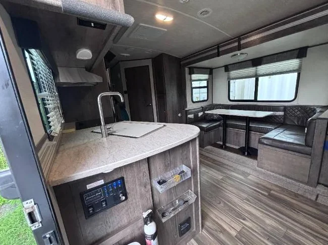 roulotte cruiser vr 24 ' avec slide out et beaucoup d'accessoires prix négociable. thumbnail 4