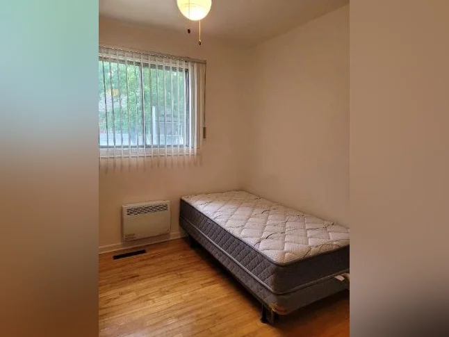 Grande chambre à louer au Centre-ville de Trois-Rivières thumbnail 5