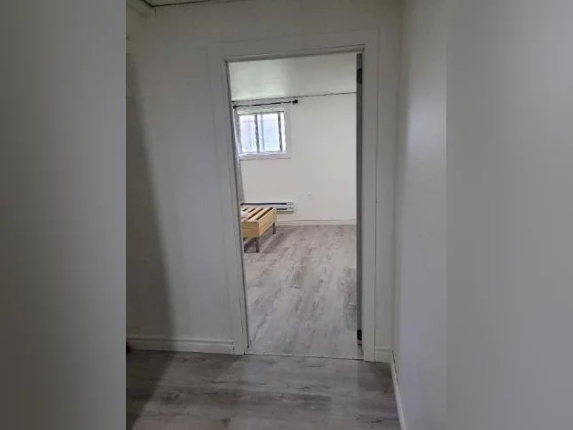 Grande chambre à louer au Centre-ville de Trois-Rivières thumbnail 2