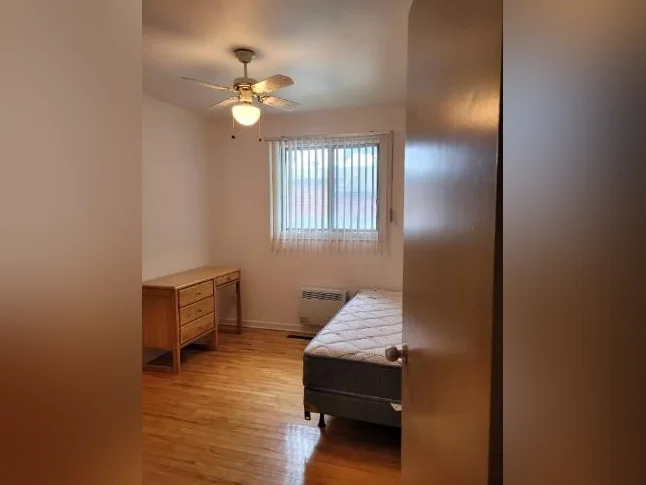 Grande chambre à louer au Centre-ville de Trois-Rivières thumbnail 6