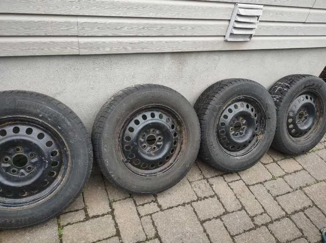 225-65R17x4 pneus hiver Motomaster sur jantes Chevrolet Équinox 2018. Bolt Pattern 5x115. Bon état thumbnail 2