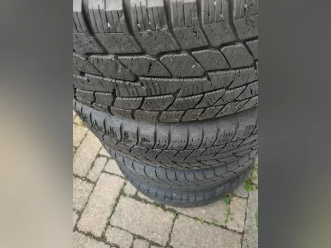 225-65R17x4 pneus hiver Motomaster sur jantes Chevrolet Équinox 2018. Bolt Pattern 5x115. Bon état thumbnail 3