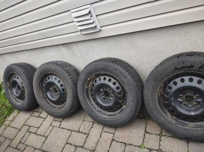 225-65R17x4 pneus hiver Motomaster sur jantes Chevrolet Équinox 2018. Bolt Pattern 5x115. Bon état