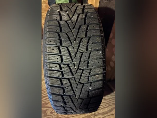 4 pneus avec roue, deux neufs de l’hiver passé