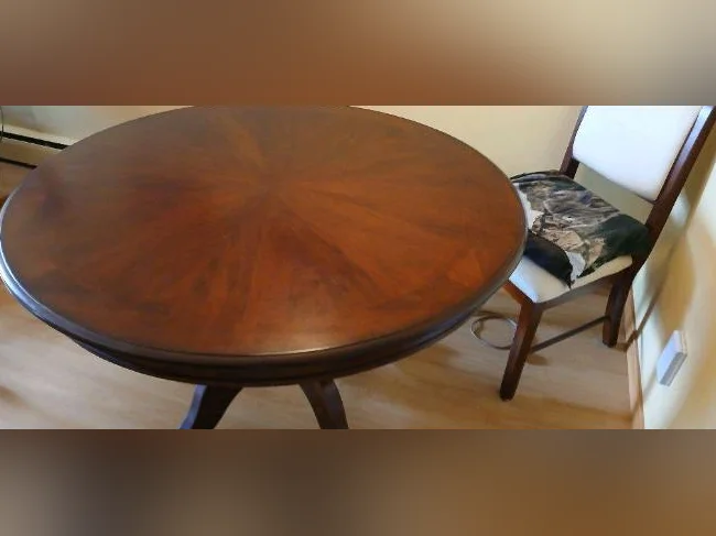 Table ronde 4’ très bonne état (pas de chaises)