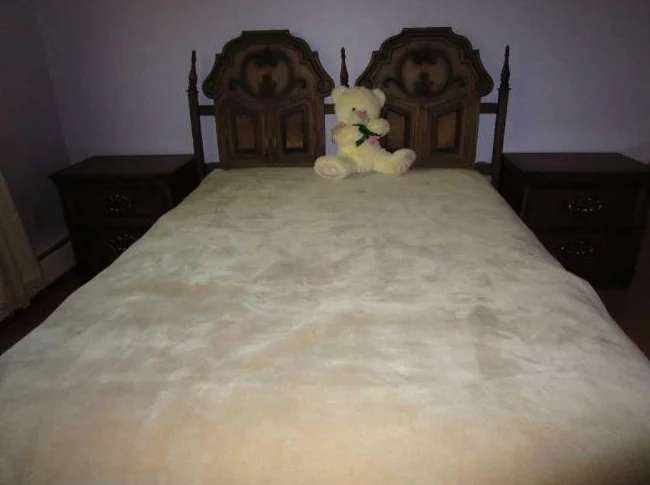 Ensemble de chambre à coucher complet, lit et 2 commodes