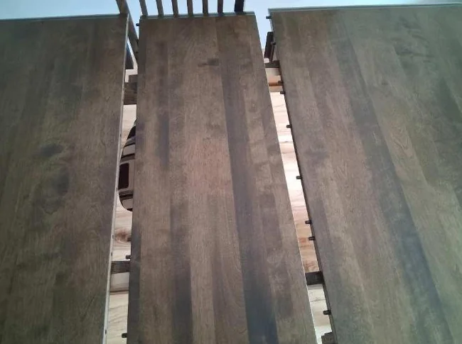 Table en bois de merisier avec quatre chaises assorties. thumbnail 3
