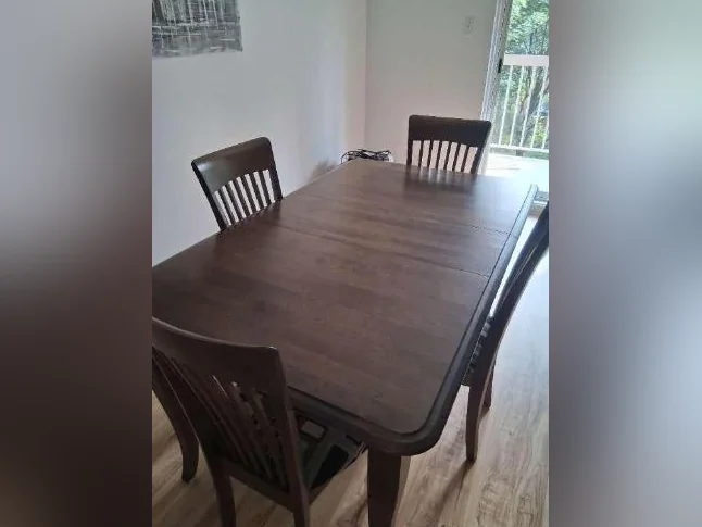 Table en bois de merisier avec quatre chaises assorties. thumbnail 5