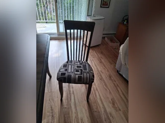 Table en bois de merisier avec quatre chaises assorties. thumbnail 2