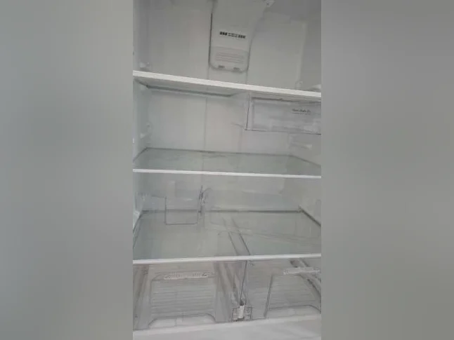 Refrigerateur Whirlpool hyper propre encore garantie! thumbnail 6